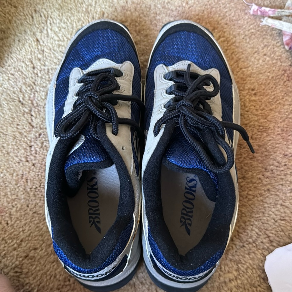 New # woman Brooks tennis shoe